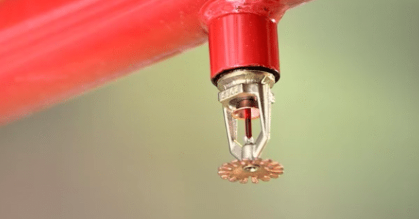 Inspection d’un réseau sprinkler lors d’une révision trentenaire